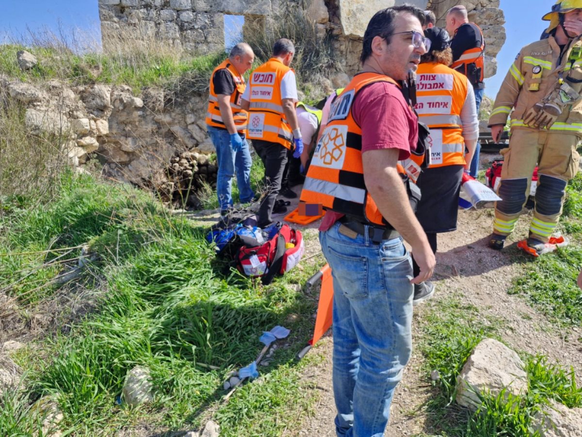 שבעה צעירים נפלו מגובה עם גג שקרס בלטרון צילום איחוד הצלה 