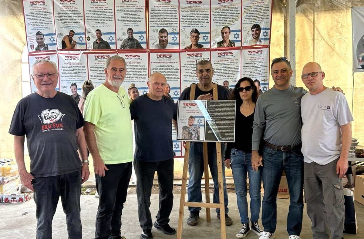 הוריו של עידו ז"ל עם המתנדבים. במרכז- אבי הרוש הנס ציוני במקור- מוביל המיזם.