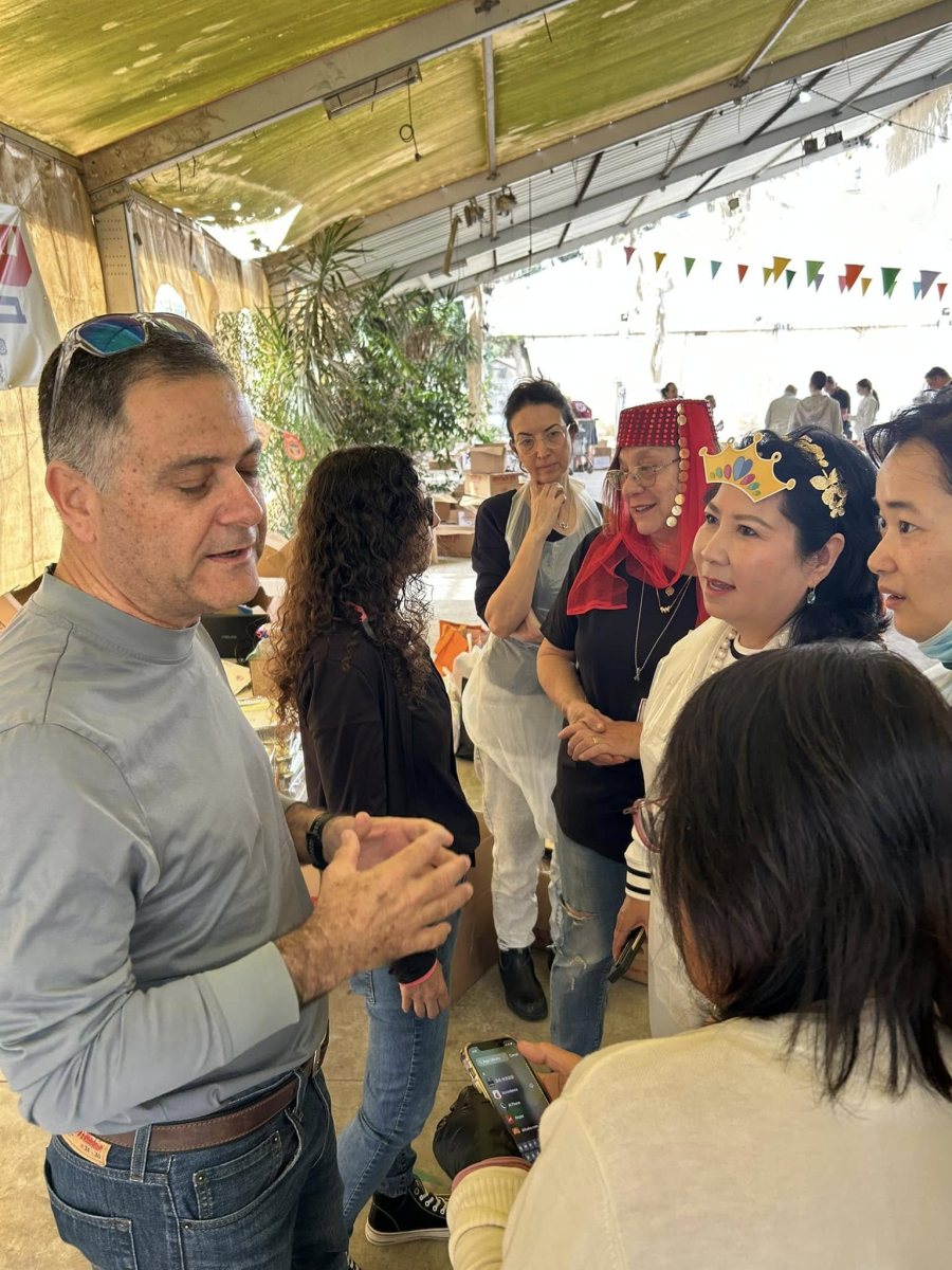 אביו של עידו מספר למתנדבים על בנו ז"ל.