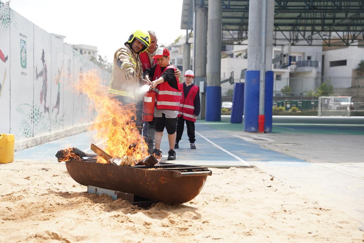 תלמידי בית הספר ניצנים נס ציונה מתרגלים כיבוי אש באמצעות מטף 