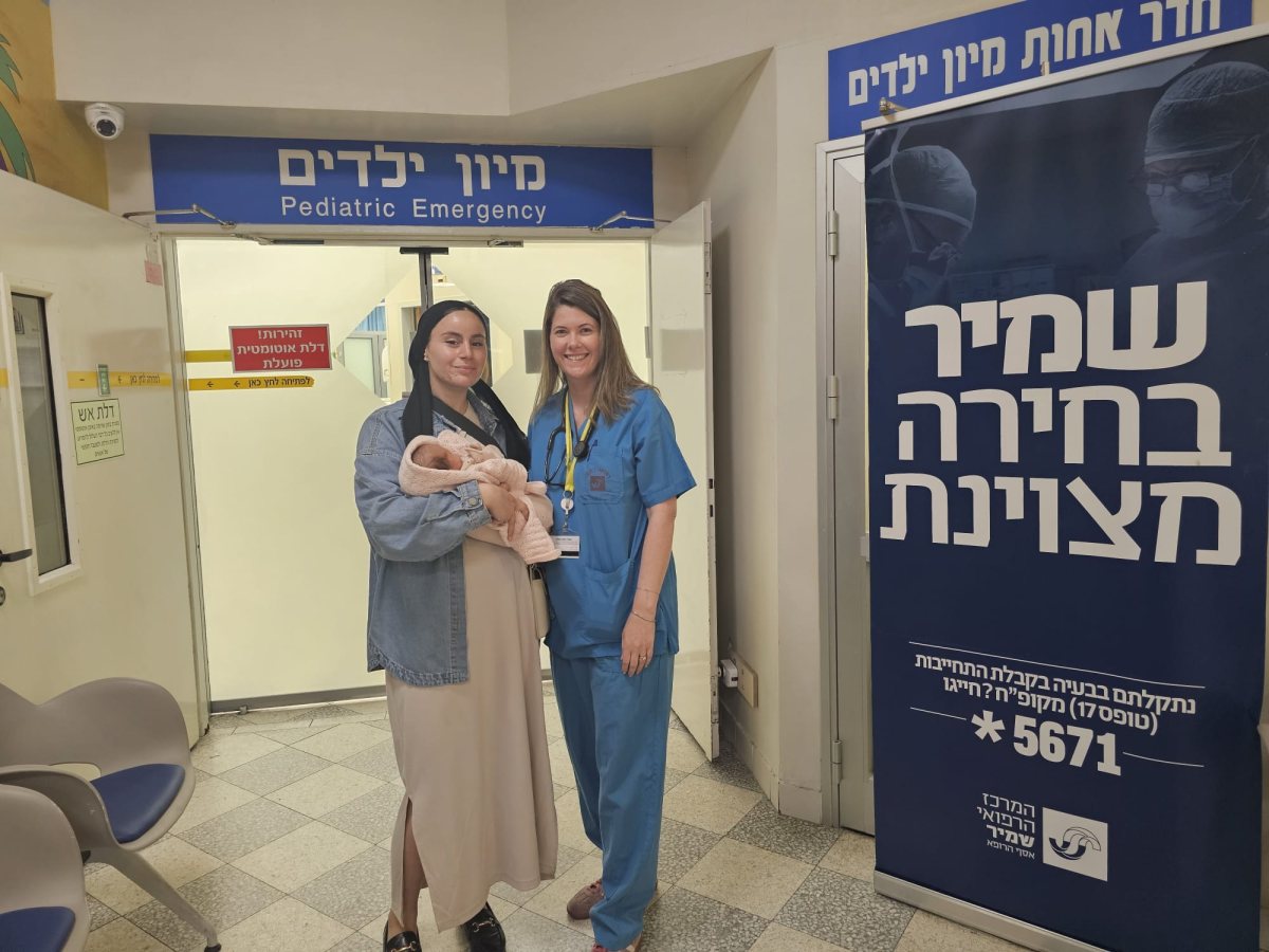 אדל קדמי ובתה אביגיל עם ד"ר שירלי גמזו רופאה בכירה במלר"ד ילדים שמיר