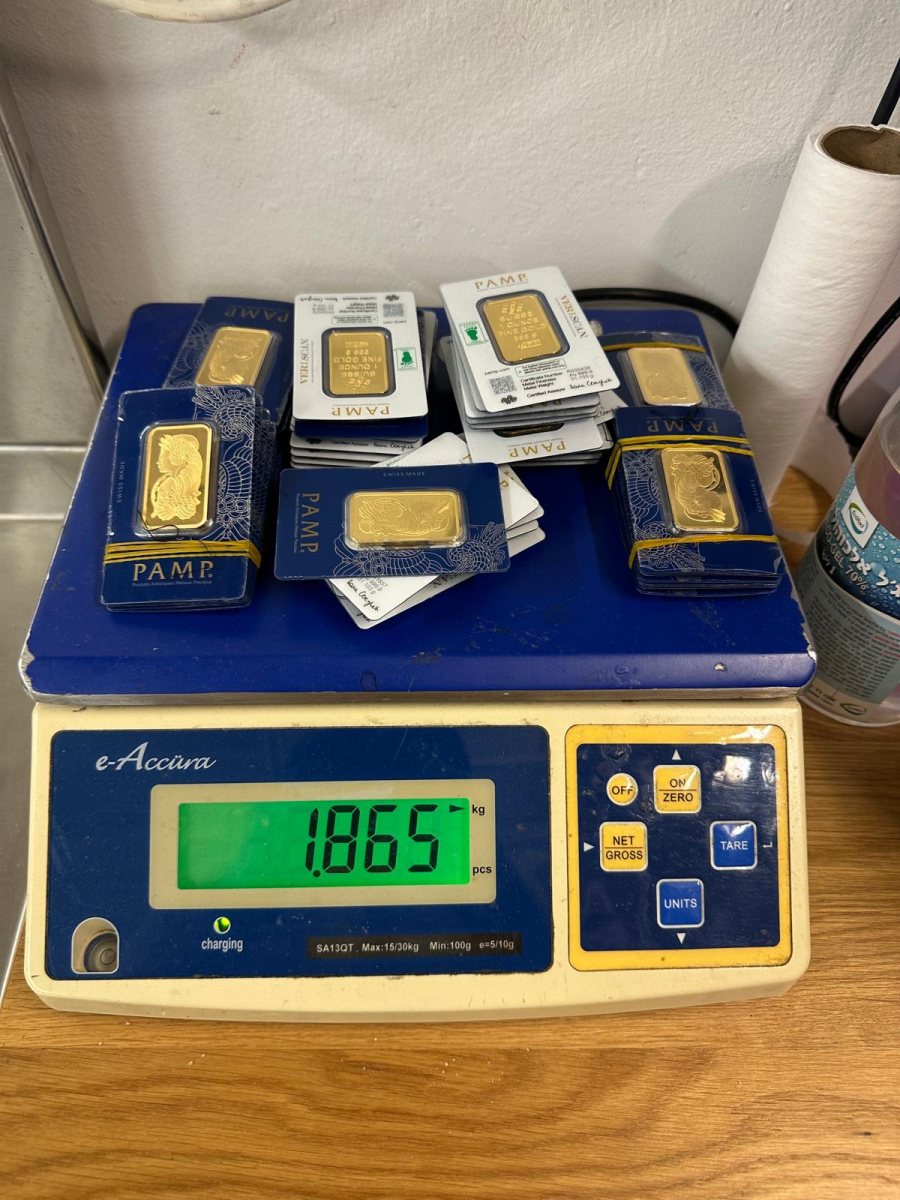 מטילי הזהב שהוסלקו באופן מיוחד - תפורים בתוך שכפ&quot;צ צילום דוברות המשטרה