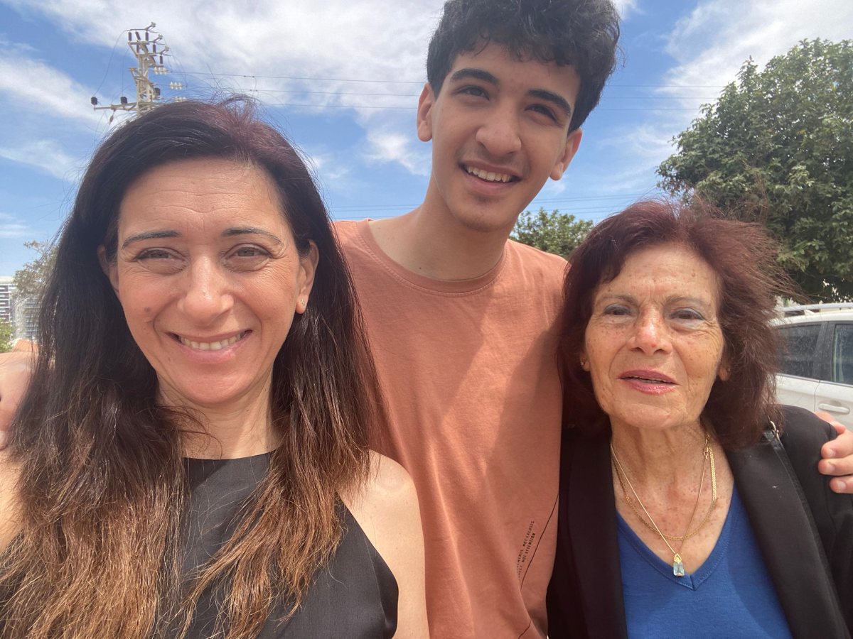 בתמונה: שגיא עם אמו הגאה חברת מ. העיר גלית אבינועם ודודתה. 
