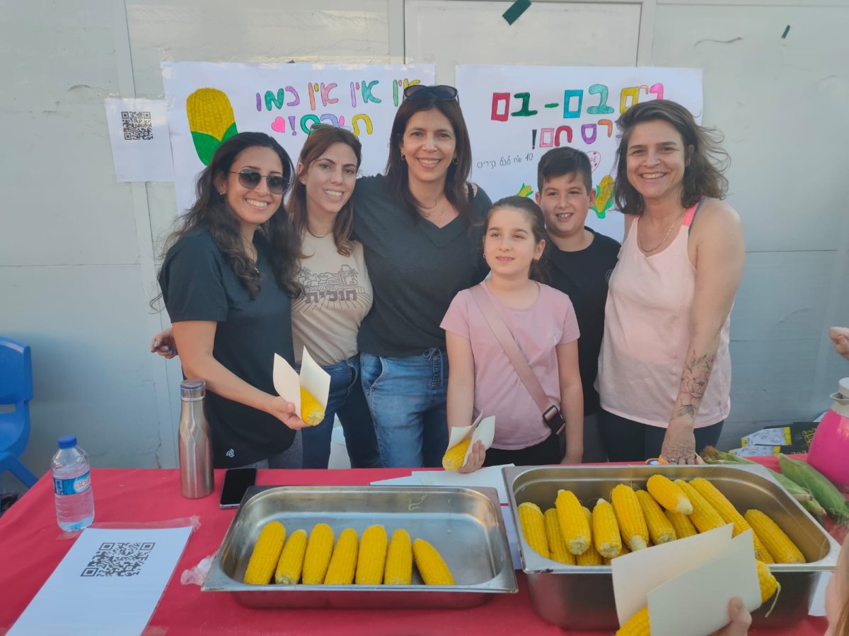 דוכן של אחת מקבוצות הנוער- ארכיון