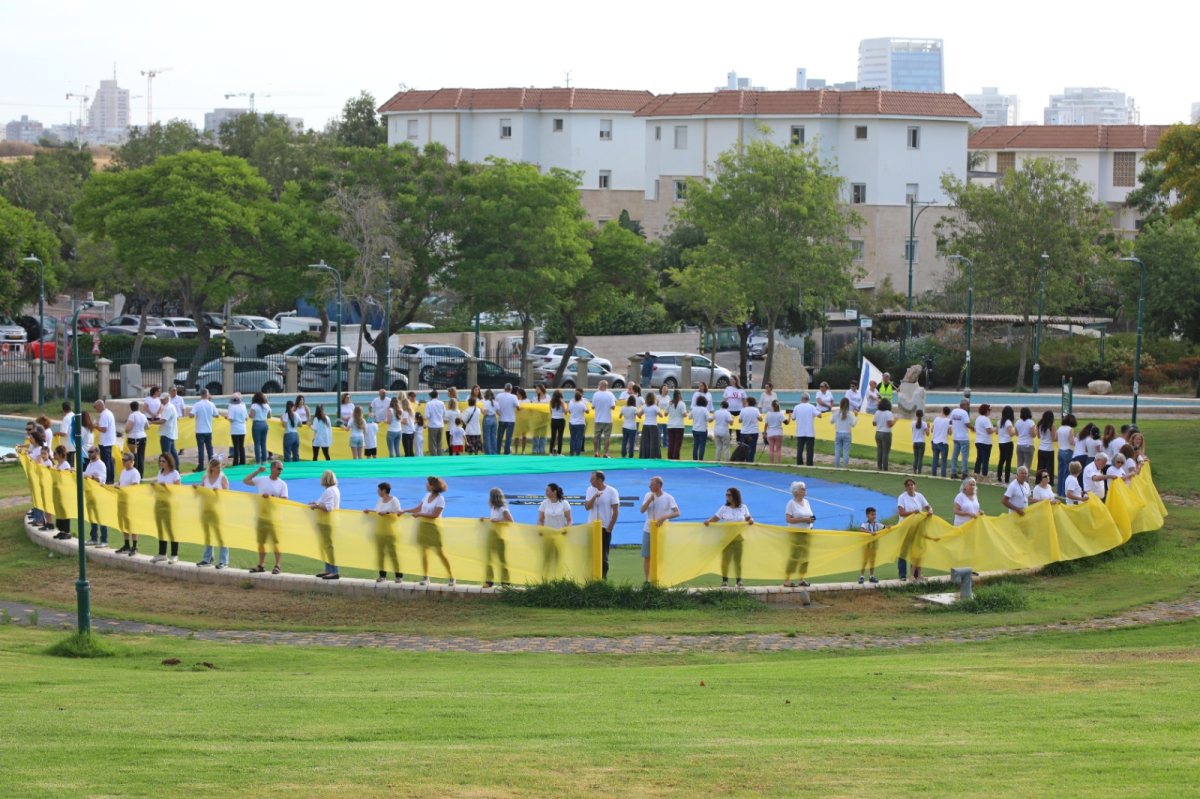 ילום: גלעד פירסט, ורדית אלון קורפל, אוהד שחר