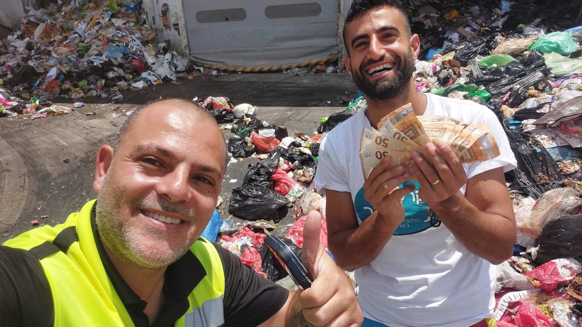 איש הקרקס משדרות מצא את מעטפת הכסף האבודה בתוך הררי הזבל קרדיט צילום: חזי נקאש איש הקרקס משדרות מצא את מעטפת הכסף האבודה בתוך הררי הזבל קרדיט צילום: חזי נקאש