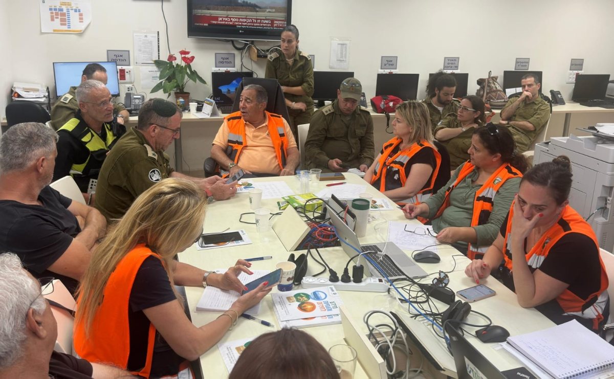 ראש עיריית נס ציונה שמואל בוקסר וצוותי העירייה ופיקוד העורף בהיערכות למצב החרום   צילום דוברות 