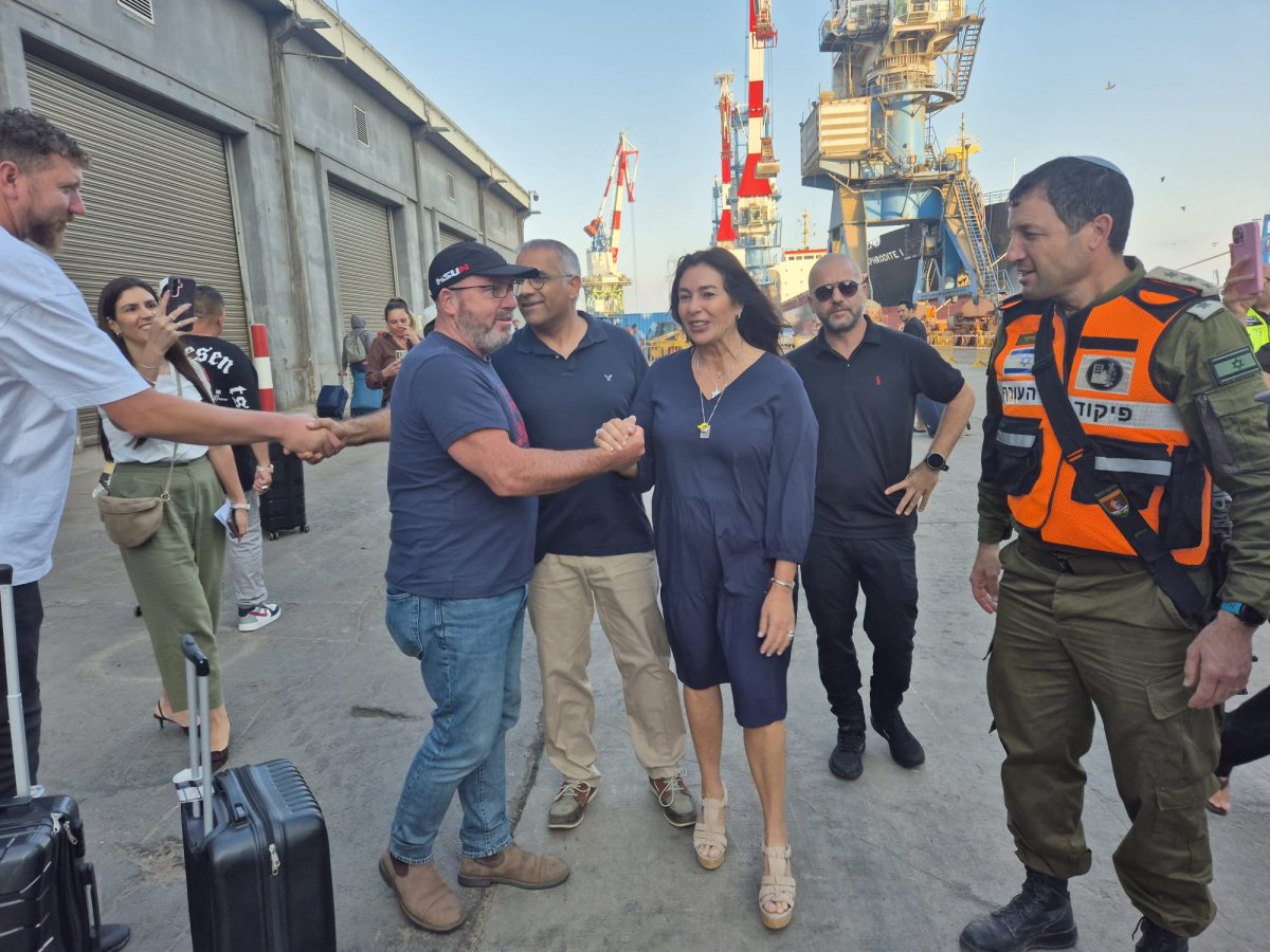 שרת התחבורה מקבלת את הישראלים שנתקעו בחו"ל