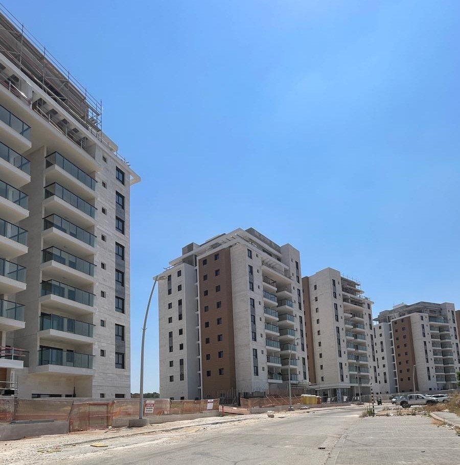 הבתים הכמעט גמורים.