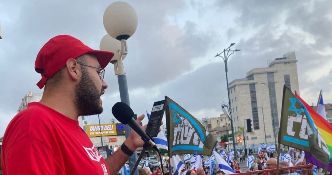 טל פאנץ&#39; נואם באחת ההפגנות. - פרטי