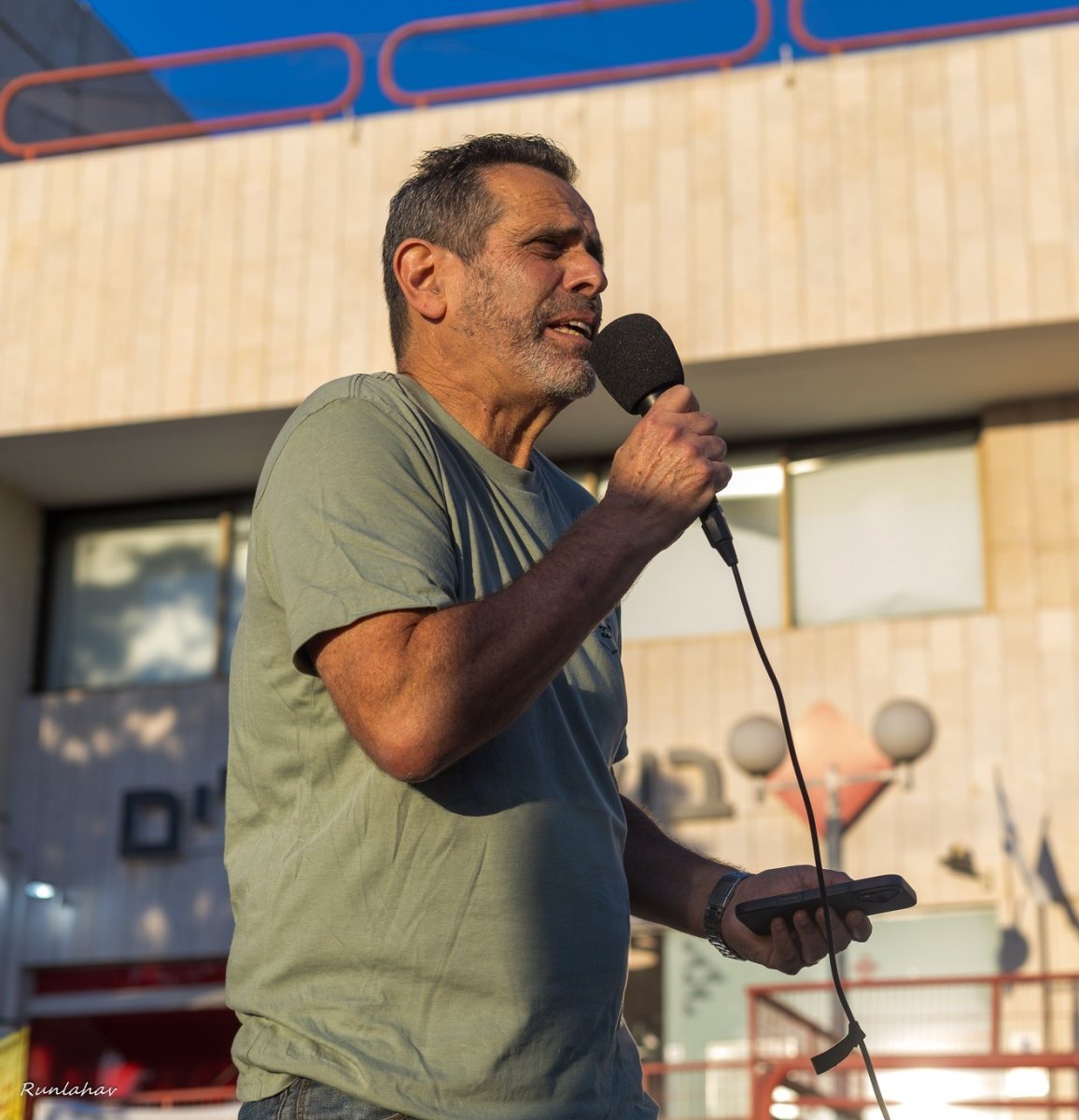 מנחה הארוע- טוביה בסקינד. צילום: ראובן להב