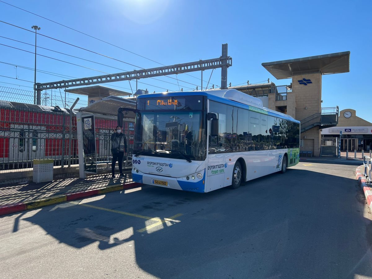 אוטובוס אלקטרה אפיקים (צילום: אורי קריספין)