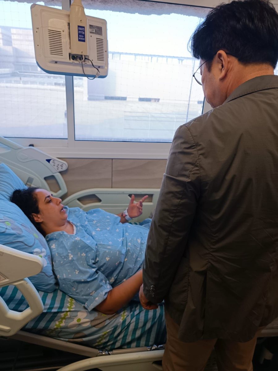 נאחל לה בהחלמה ונאמר תודה למנתח הבינלאומי שהגיע למרכז הרפואי קפלן צילום גלעד שעבן 