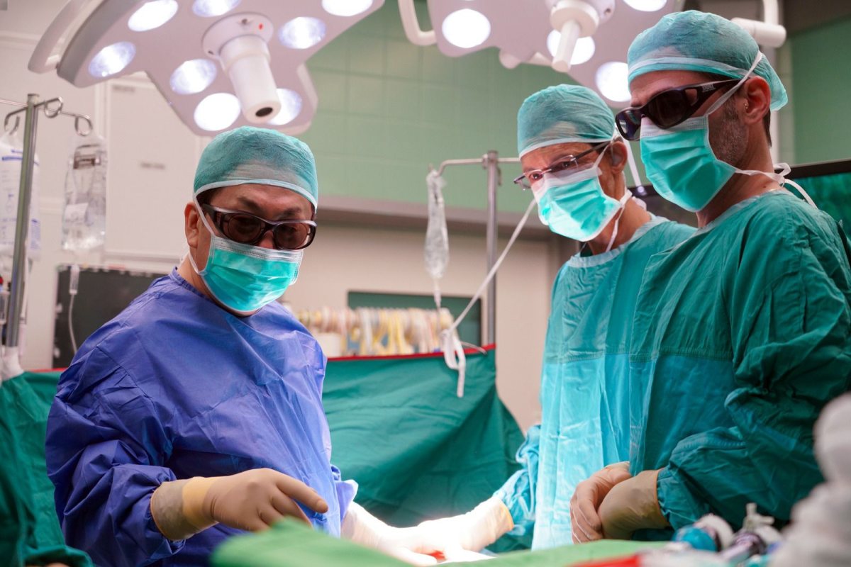 המנתחים בפעולה דר חרבי חלאילה  פרופ, קים יונג ויי דר ברק בר זכאי צילום גלעד שעבן 