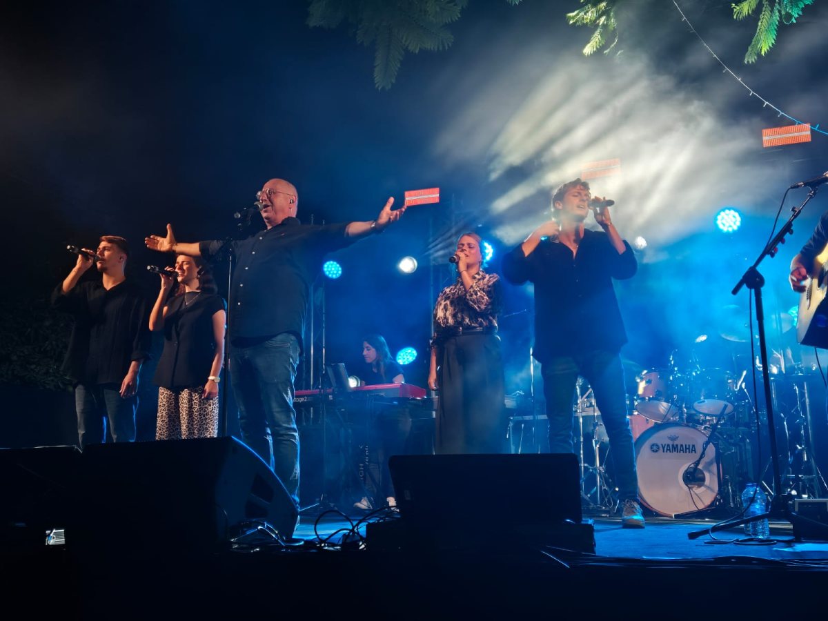 משפחת גרינגליק סחפה את הקהל במופע נדיר ובלתי נשכח בנחלה מול מאות תושבי נס ציונה