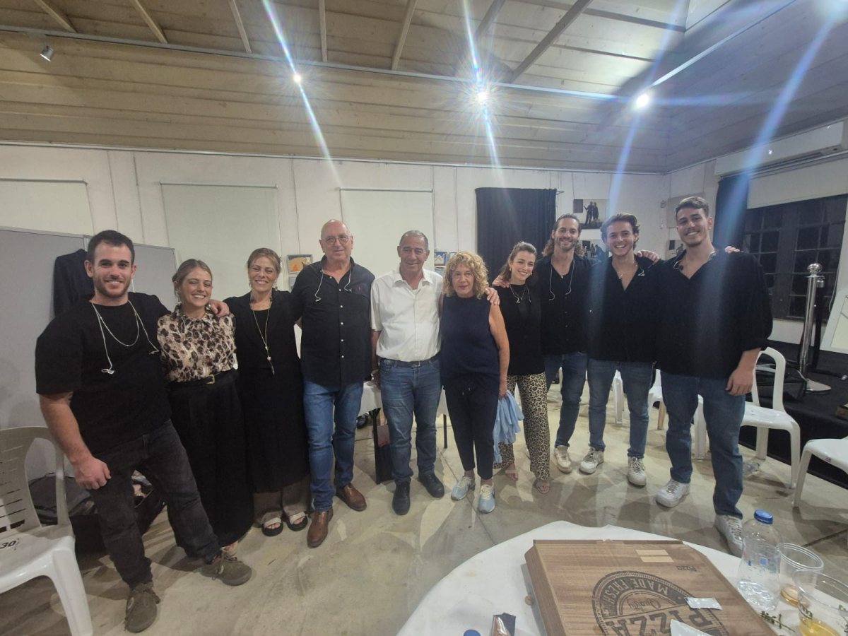 משפחת גרינגליק בצילום משותף עם שמואל בוקסר ורעייתו 