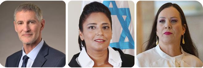 השופטת - במרכז. 