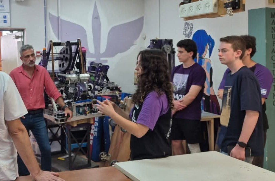 תלמידי רובוטיקה עם היועץ רמי שקד- ישתלבו במיזם. 