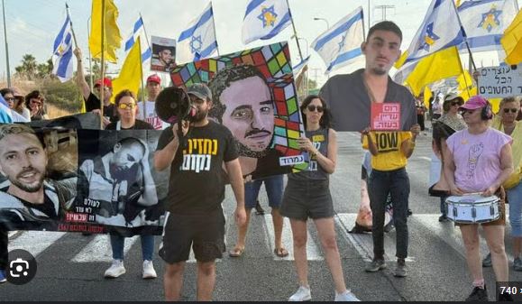 יותם כהן, אחיו של נמרוד החטוף- הבוקר במאה בצומת נען. צילום: מטה החטופים