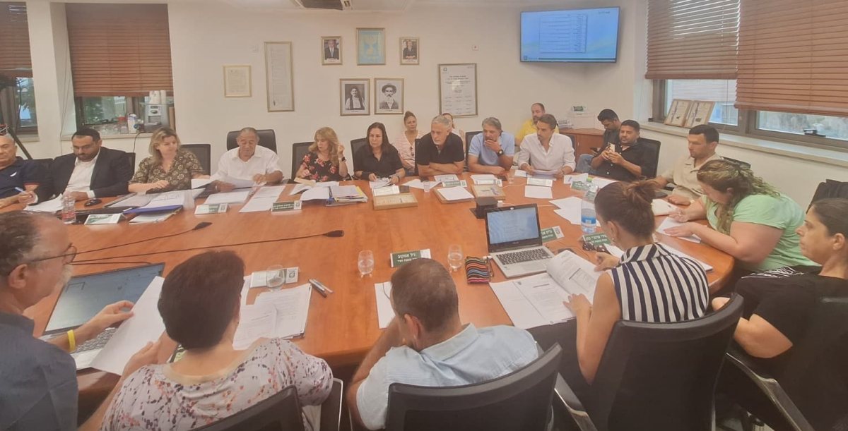 שניה מימין בחולצה ירוקה - חברת מ. העיר החדשה, דנה שחק כץ 