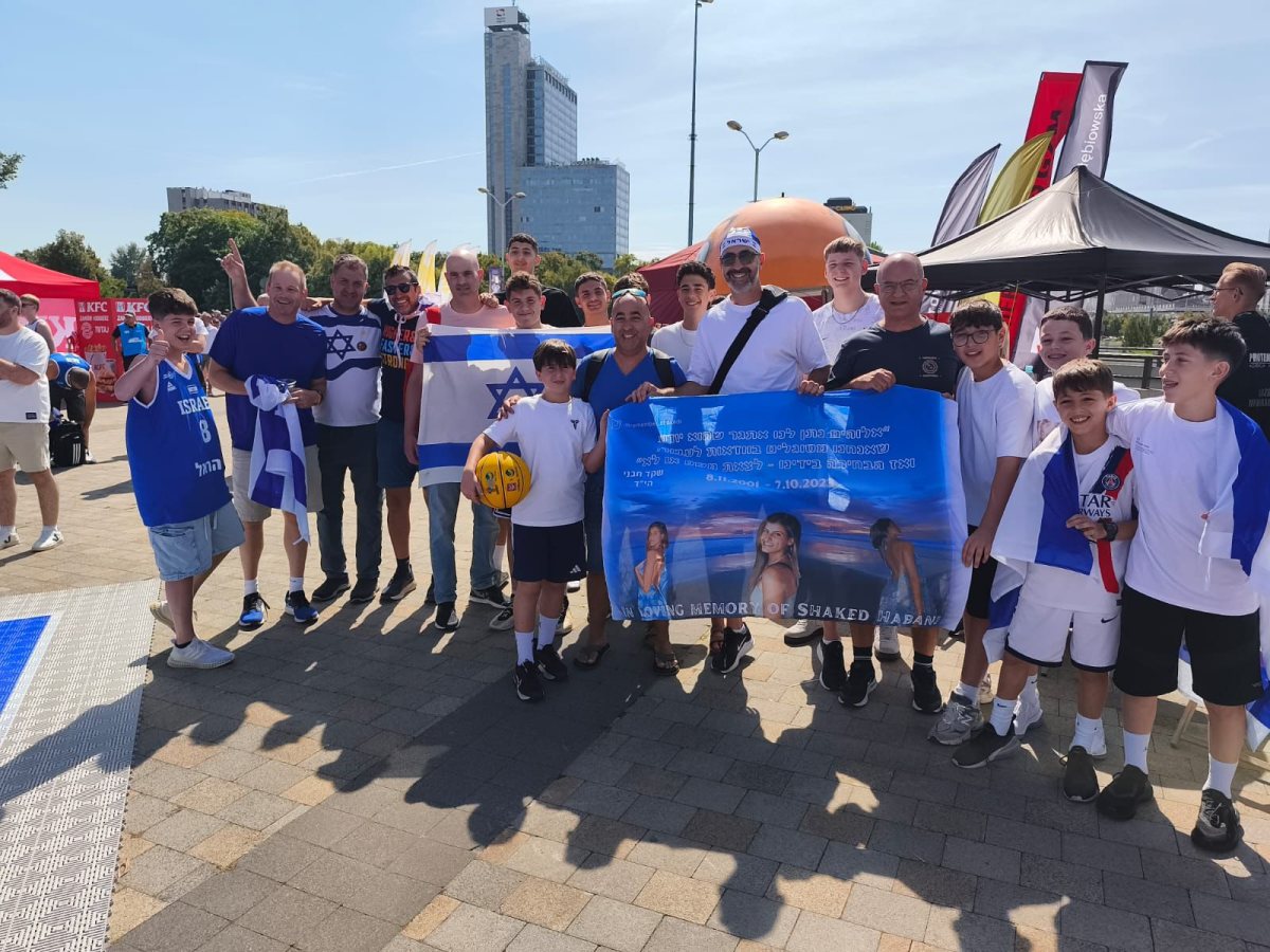 הקבוצה בקטוביץ&#39; עם השלט שבקשו לתלות ביציע 