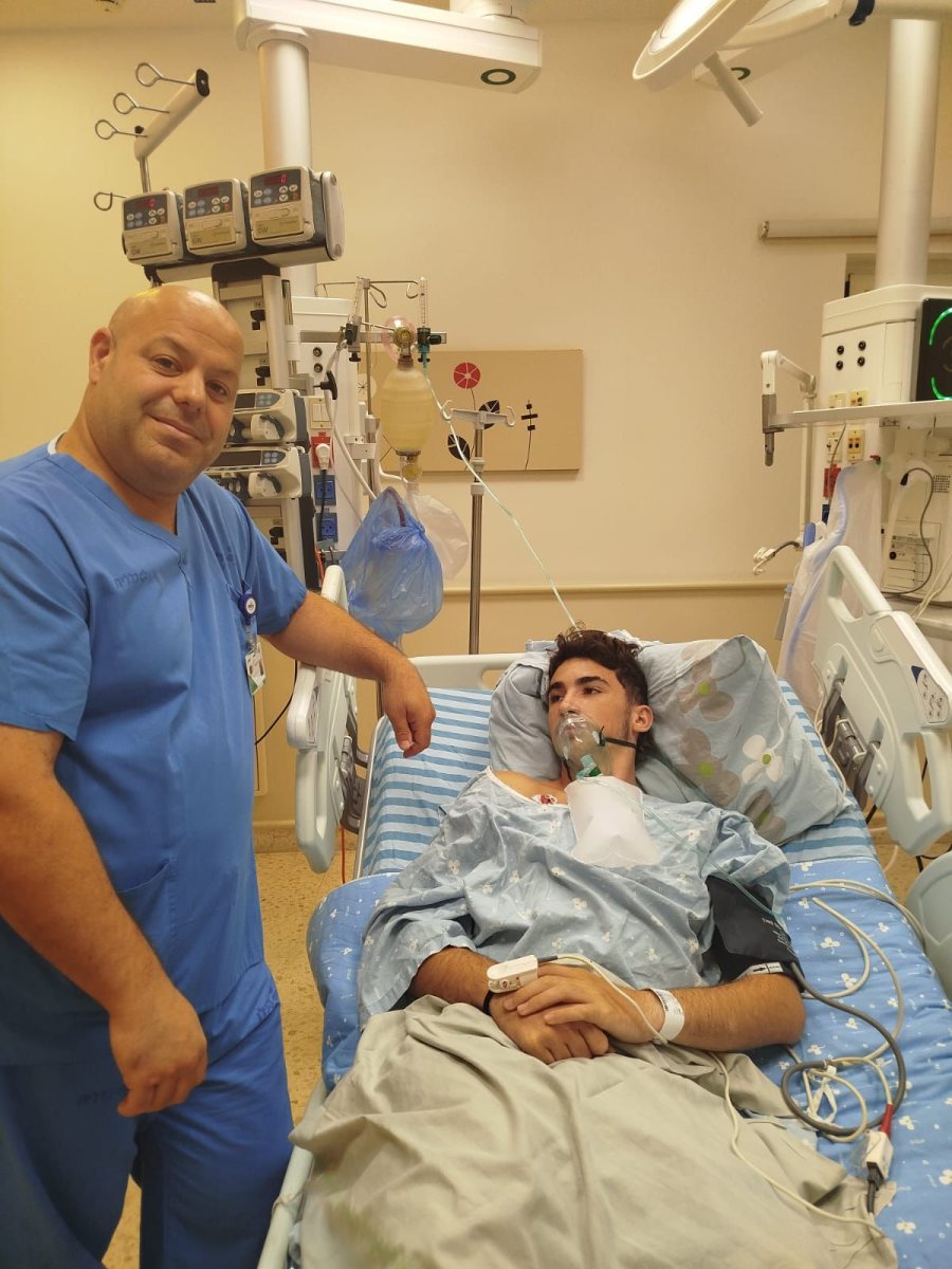  ד״ר אלון בר מנהל יחידת הטראומה במרכז הרפואי קפלן יחד עם יהושי לובטון בן 16 מראש העין.