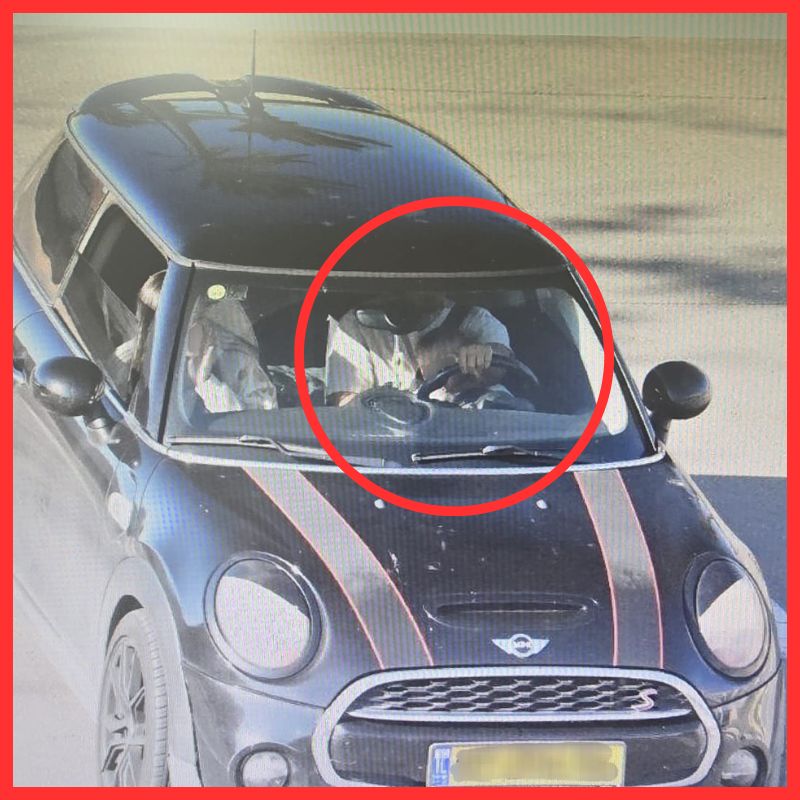  נהג המסיע תינוק על ברכיו כפי שתועד על ידי המשטרה 