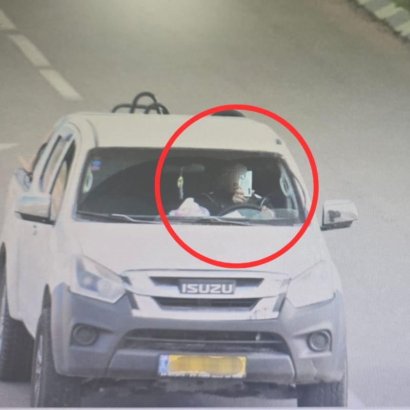 שימוש בסלולר בזמן נהיגה!  עבירה מסכנת חיים צילום משטרת ישראל 