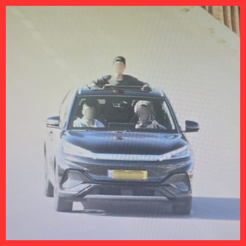 נוסע שבחר לעמוד בזמן נסיעה כשגופו מחוץ לרכב דרך חלון הגג צילום משטרת ישראל 