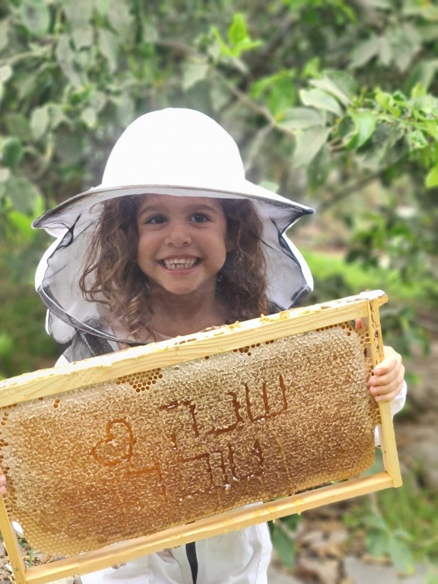 ענבל סימון קרדיט - משק דבורים סימון