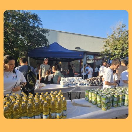 אורזים סלי מזון לראש השנה לזכרו של סמר טל מלכה ז"ל בן העיר נס ציונה 