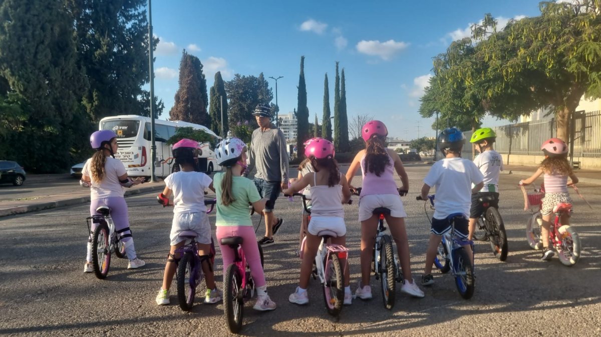 בלי גלגלי עזר מפעל ההתנדבות של ורד פריד ונתי כהן  