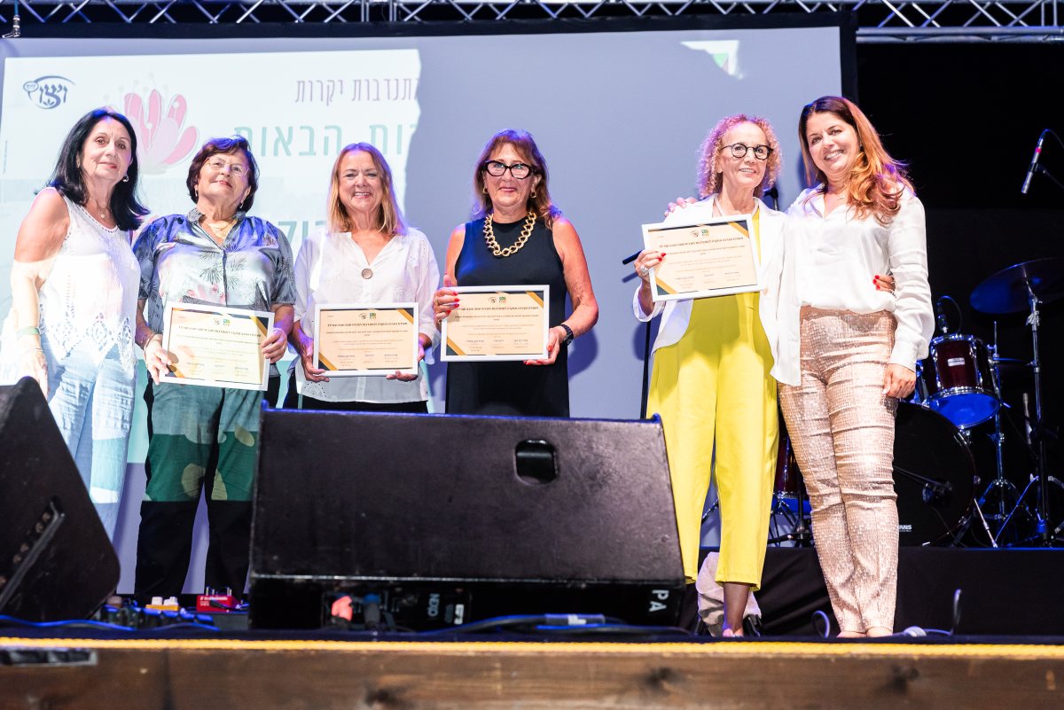 אות הוקרה למתנדבות תכנית שעה טובה עם ילד של ויצו. מימין- אורה כורזים יור ויצו ישראל. קרדיט צילום מיטל אזולאי