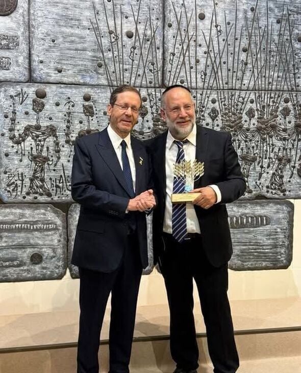 פייסבוק, לפי סעיף 27