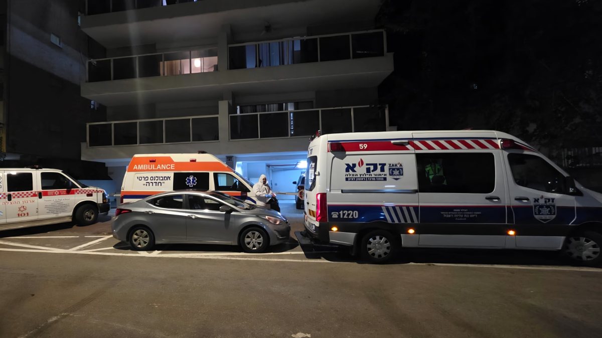 העיתונים נערמו בפתח הדלת: גופת בן 75 אותרה במצב ריקבון בראשון לציון   דוברות זק"א || מחוז מרכז