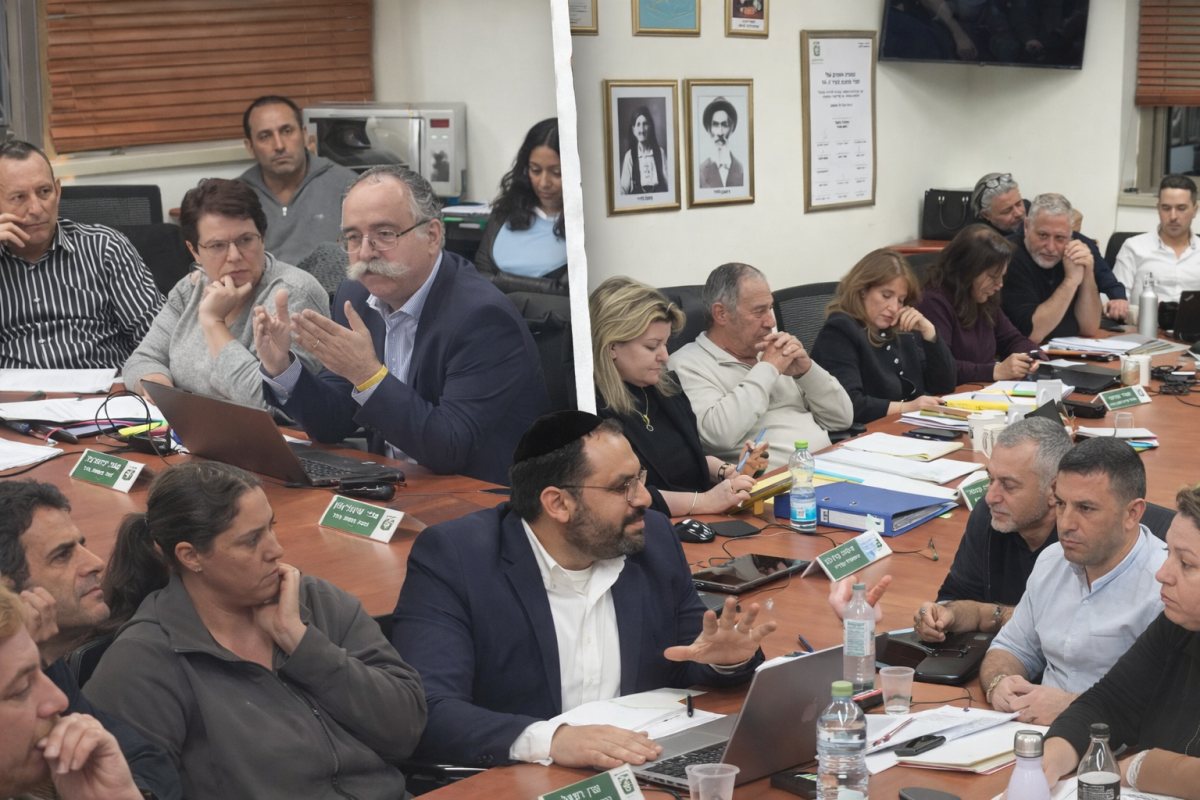 קולאז' מבוסס על צילומי מסך מיו טיוב