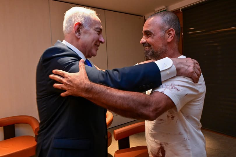 יניב חיון גיבור האירוע ותושב נס ציונה עם ראש הממשלה צילום קובי כגדעון לעמ