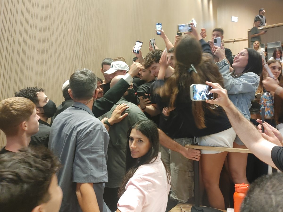 ... אפשר סלפי? שר הטיקטוק היה מבוקש לצילומים, בעיקר.