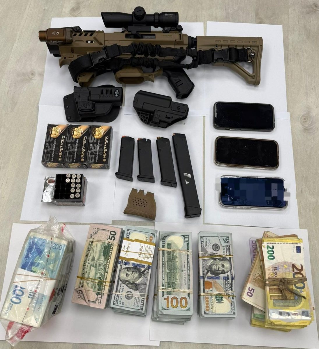 תחמושת צה"לית ומיליון ש"ח במזומן: פשיטת ענק על מתחמי המשפחות בלוד קרדיט דוברות המשטרה 