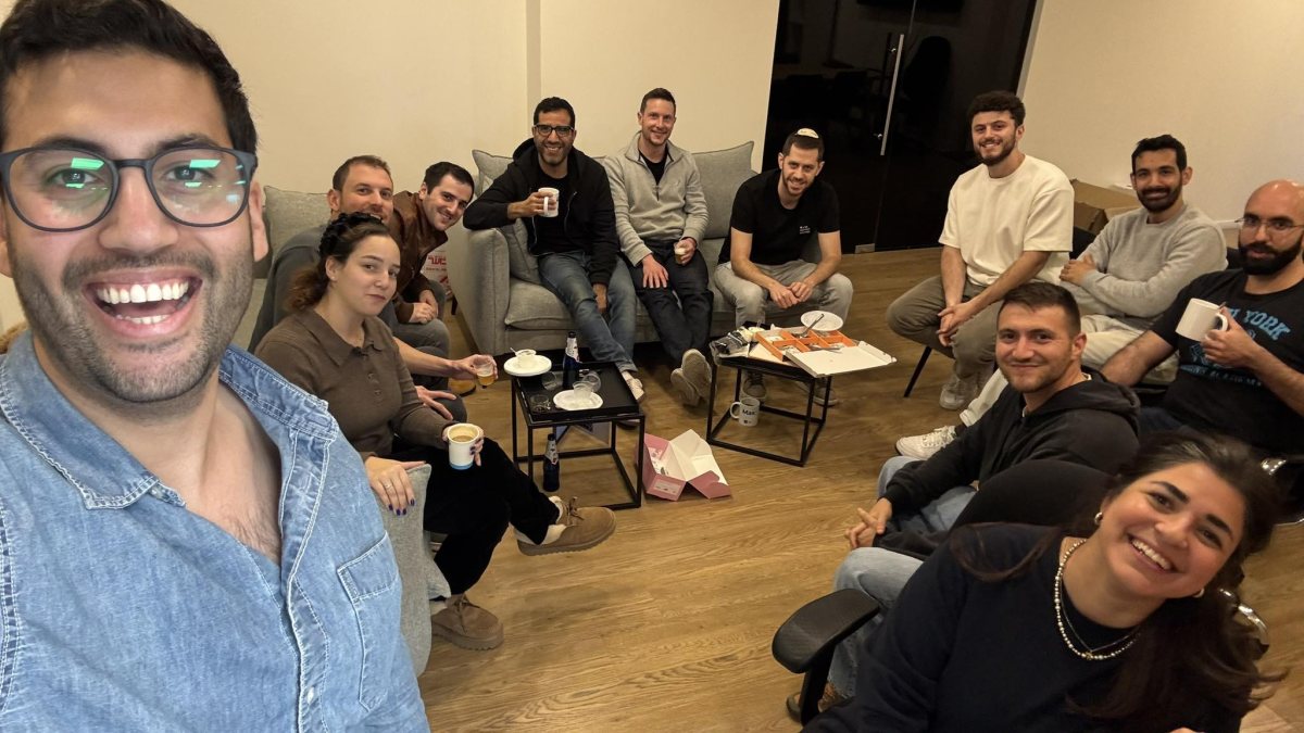 מאור וצוותו צוהלים לנוכח החדשות המעולות !