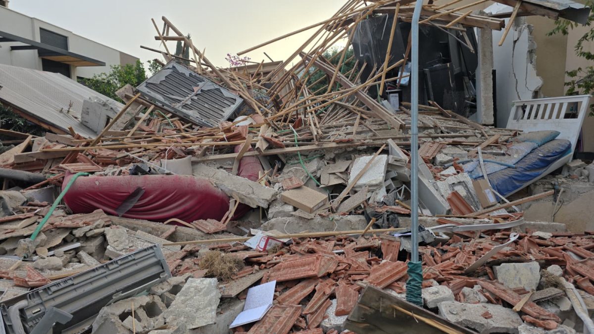 הרס כתוצאה נפילת חלקי פריטי אמל״ח צילום דוברות המשטרה