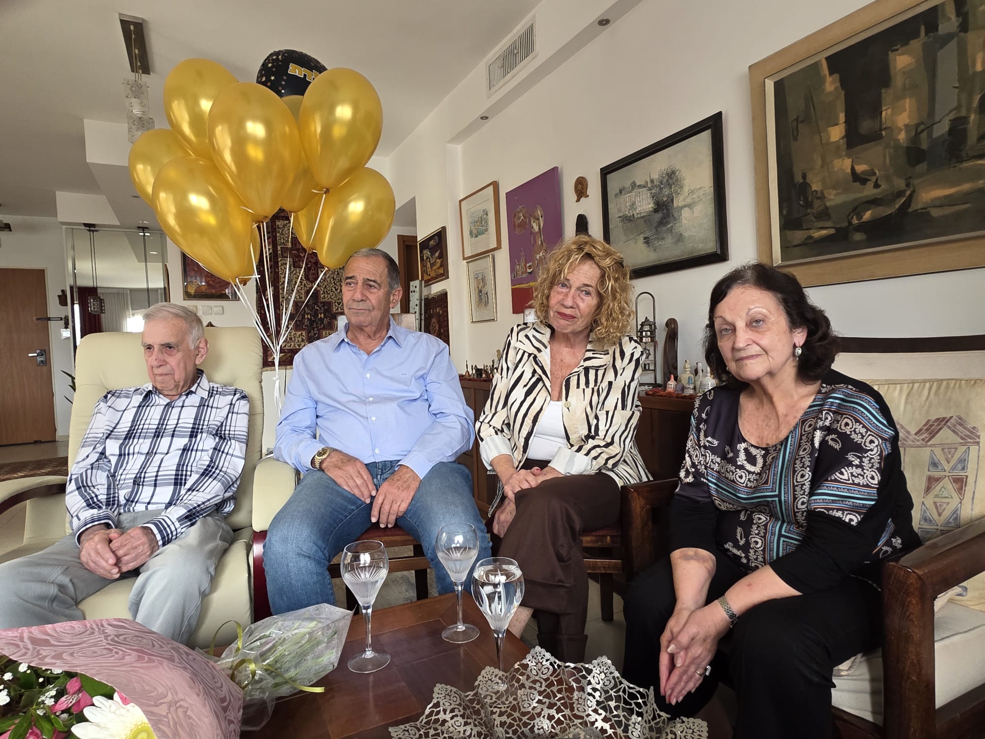 בני הזוג ד"ר אסתר ומאיר קליין עם ראש העיר ורעייתו חגית