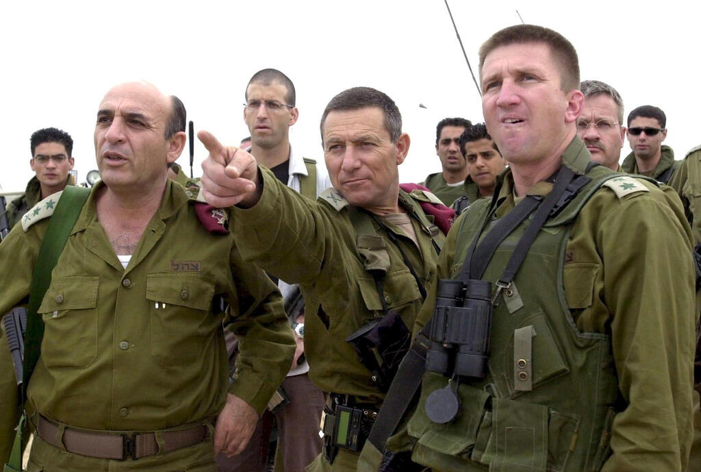 מפקד פיקוד דרום אלמוג (במרכז) והרמטכ"ל שאול מופז בסיור ברצועת עזה, 2002.(צילום: נדב גנות/דובר צה"ל)