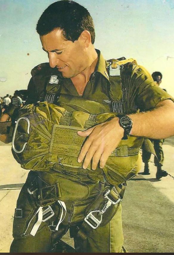 דורון כקצין צנחנים צעיר . ארכיון