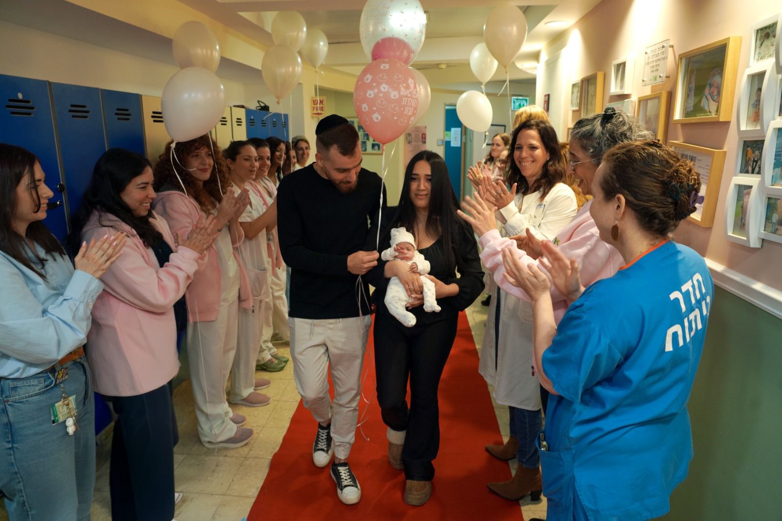 חוגגים שחרור... צילום: גלעד שעבני