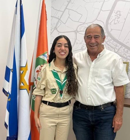 עדי עם ראש העיר.
