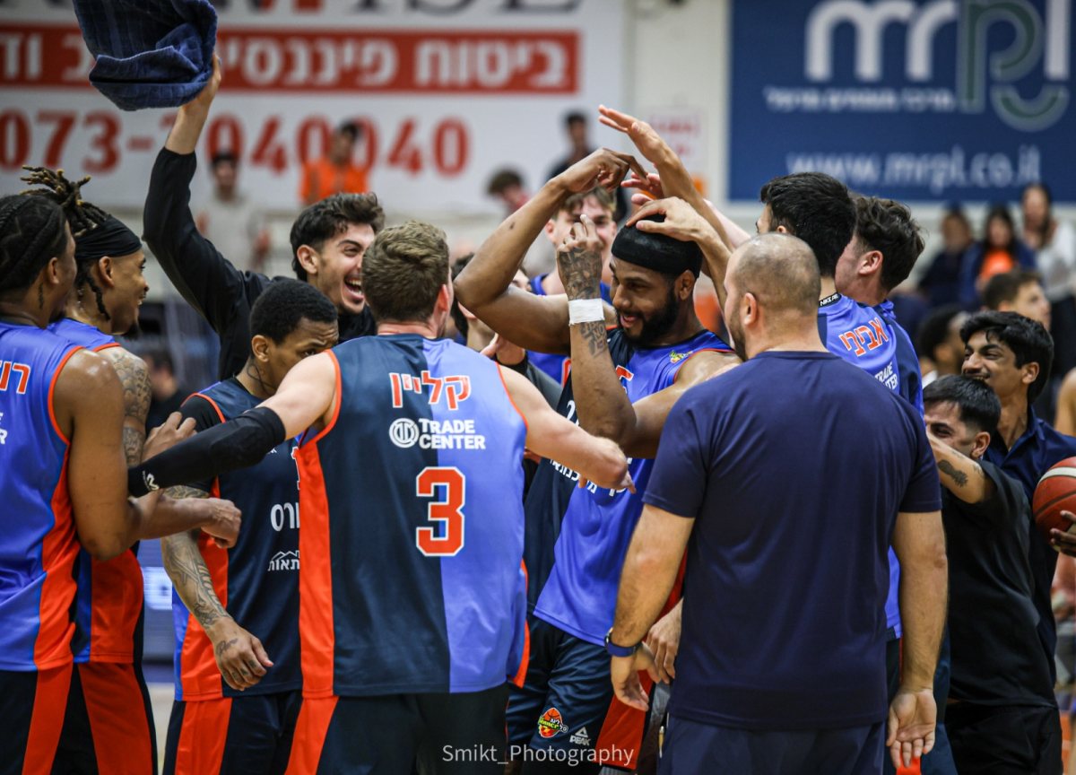 חוגגים בסיום המשחק מול ירושליים. צילום: עמית סמיקט