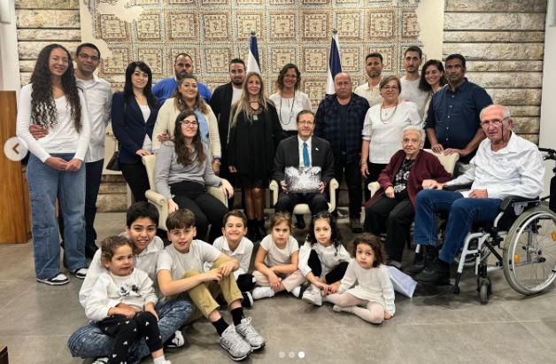 יהודית ושבט שוש עם הנשיא. מתוך דף בית הנשיא באינסטגרם