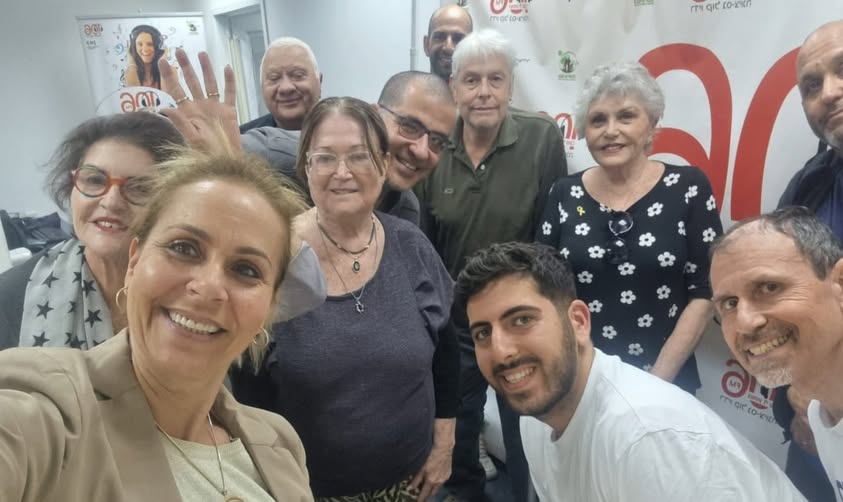 קרופסקי משמאל ב"סלפי" עם מתנדבים בפרוייקט לשעת חרום שהובילה