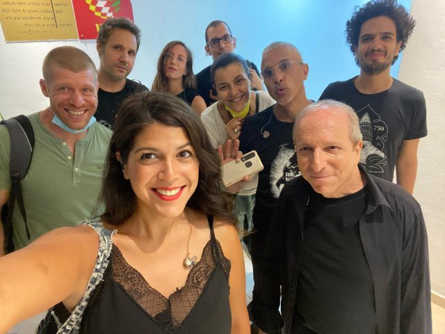 דני סנדרסון ומעריצים במופע הקודם בנס ציונה צילום ארכיון נס ציונה נט